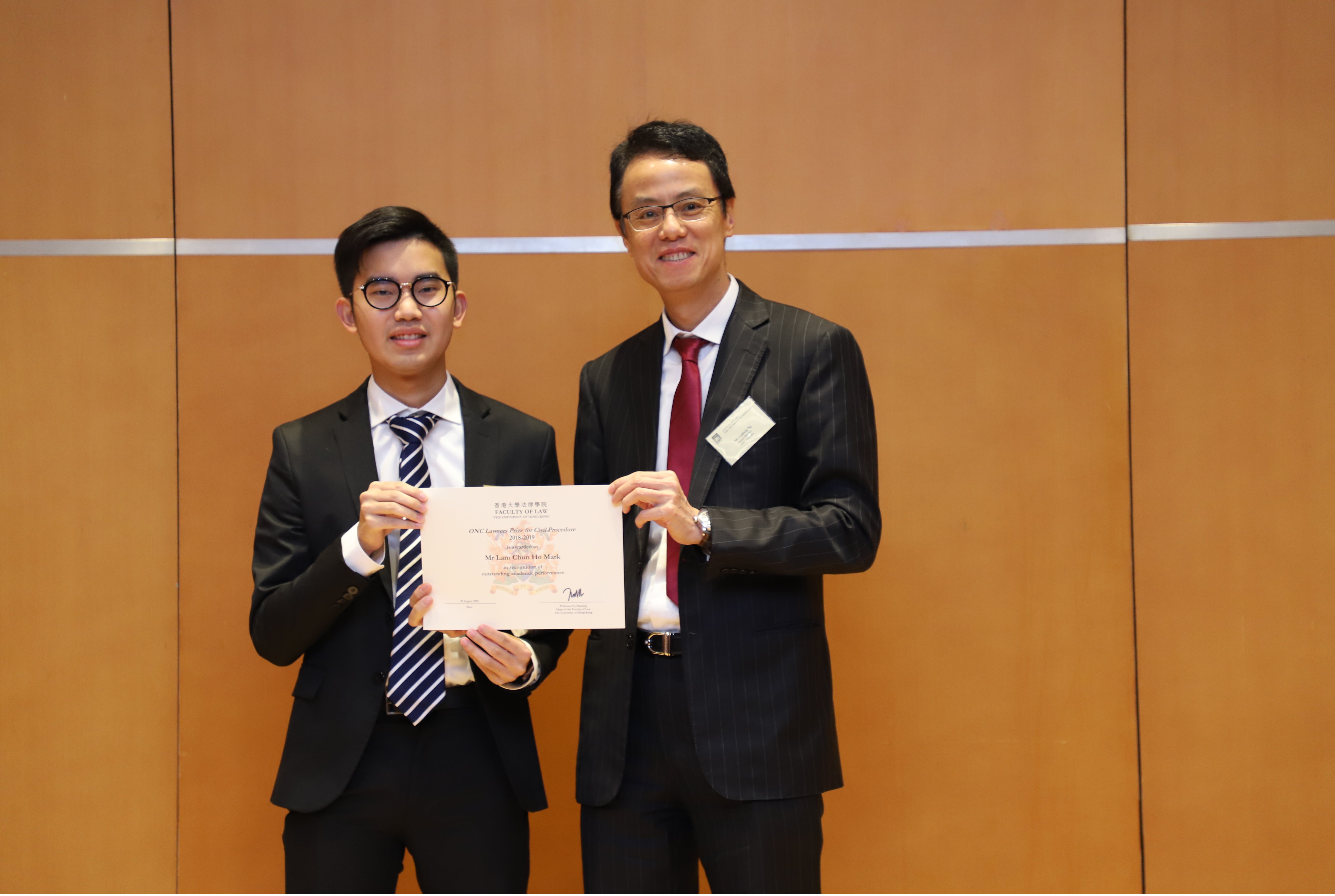 Mr Ludwig Ng presented the ONC Lawyers Prize for Civil Procedure 2018-19