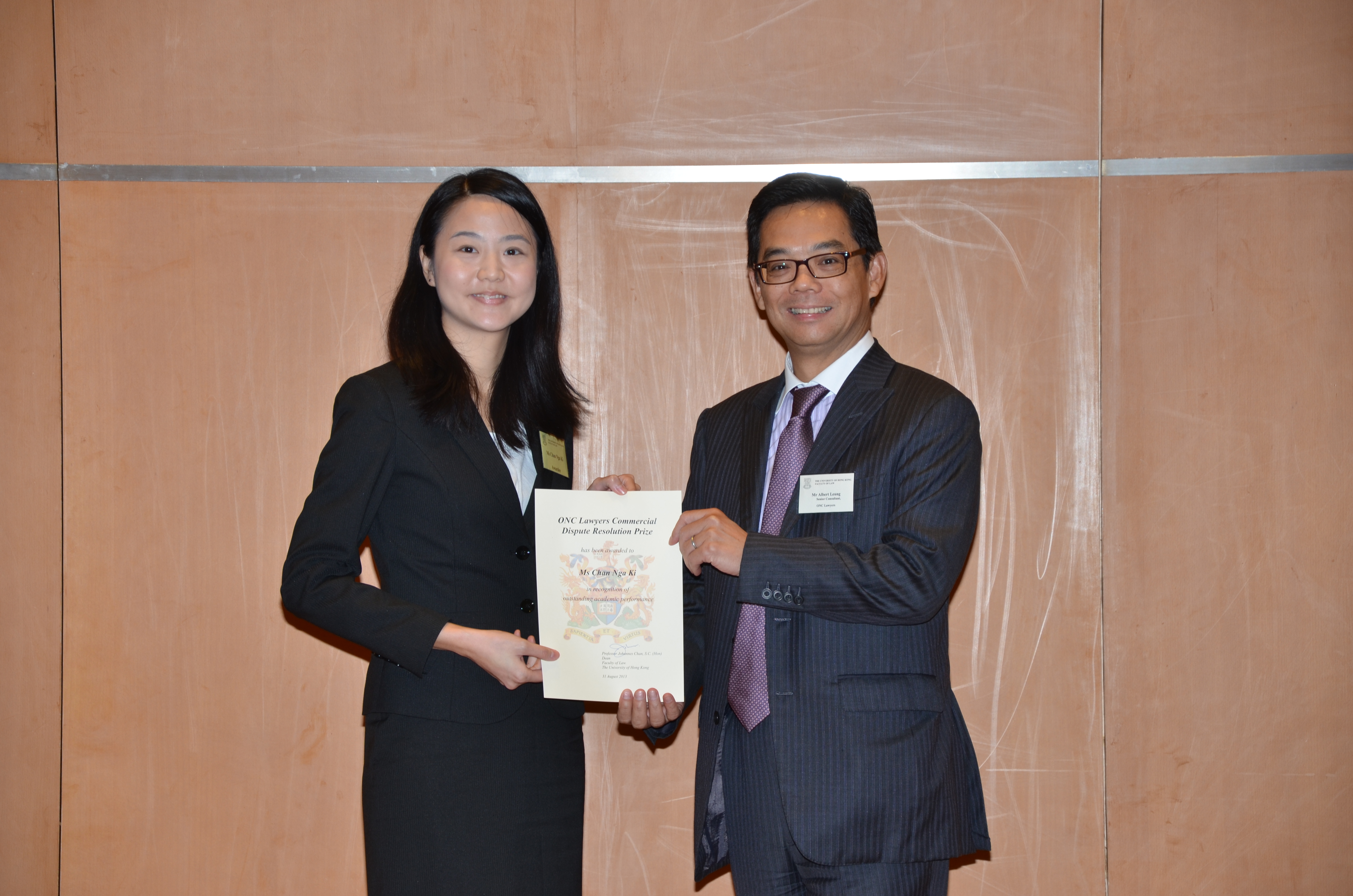 Mr. Albert Leung presented the ONC Lawyers Commercial Dispute Resolution Prize 2013