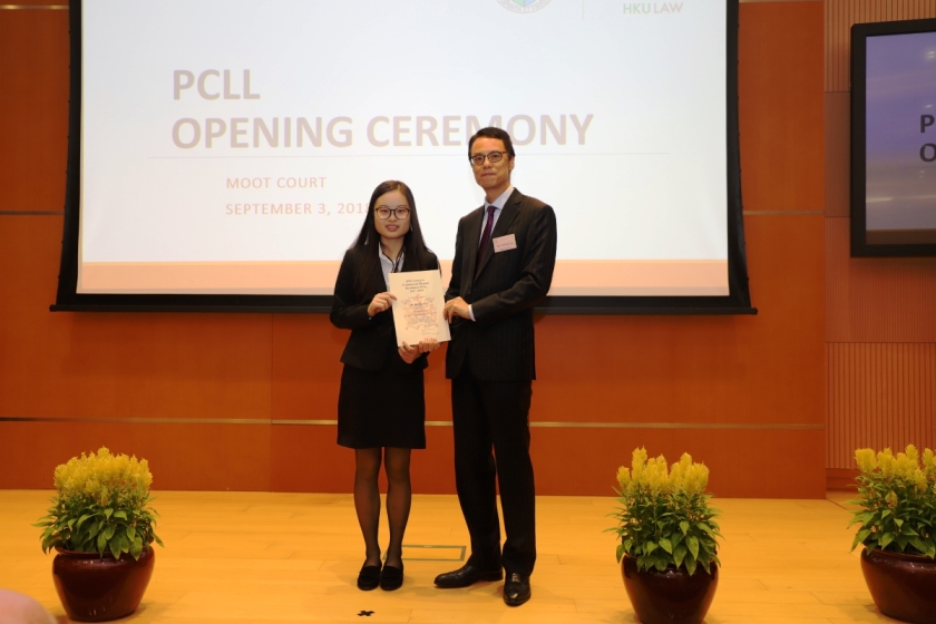 Mr Ludwig Ng presented the ONC Lawyers Commercial Dispute Resolution Prize 2017-18